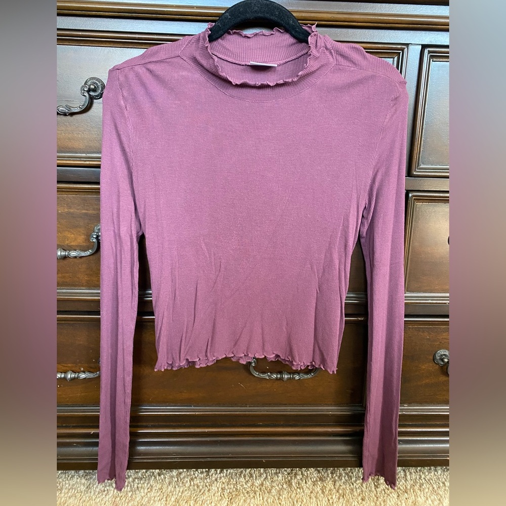 ABOUND, Size Medium, Lightweight Ribbed Turtleneck with scalloped edges